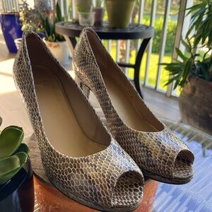 Stuart Weizmann Mushroom Leather Logoplainfield Snakeskin Peep Toe Pump Shoe 9 W